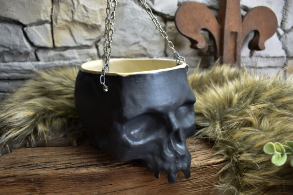 Large hanging skull plantpot black matt - Image 2