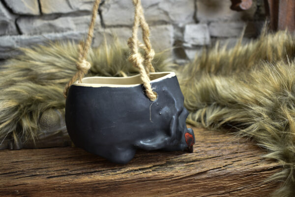 Small hanging skull plantpot black matt with red vampire teeth - Image 4