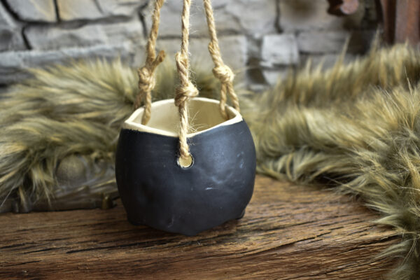 Small hanging skull plantpot black matt with red vampire teeth - Image 3