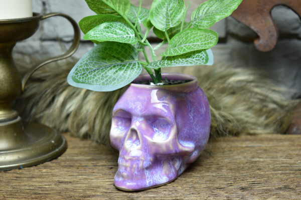 Small skull plantpot lilac effect glaze