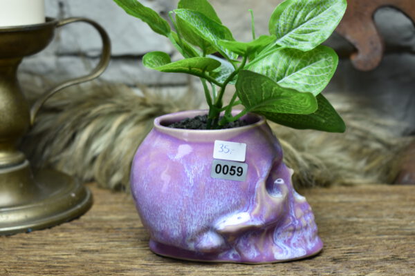 Small skull plantpot lilac effect glaze - Image 3