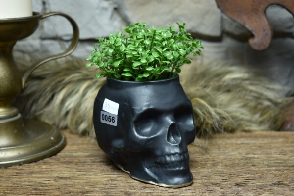 Small skull plantpot black matt 1 - Image 2