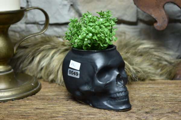 Small skull plantpot black matt 3 - Image 4