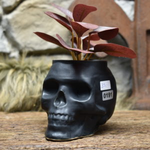 Small skull plantpot - black matt 2